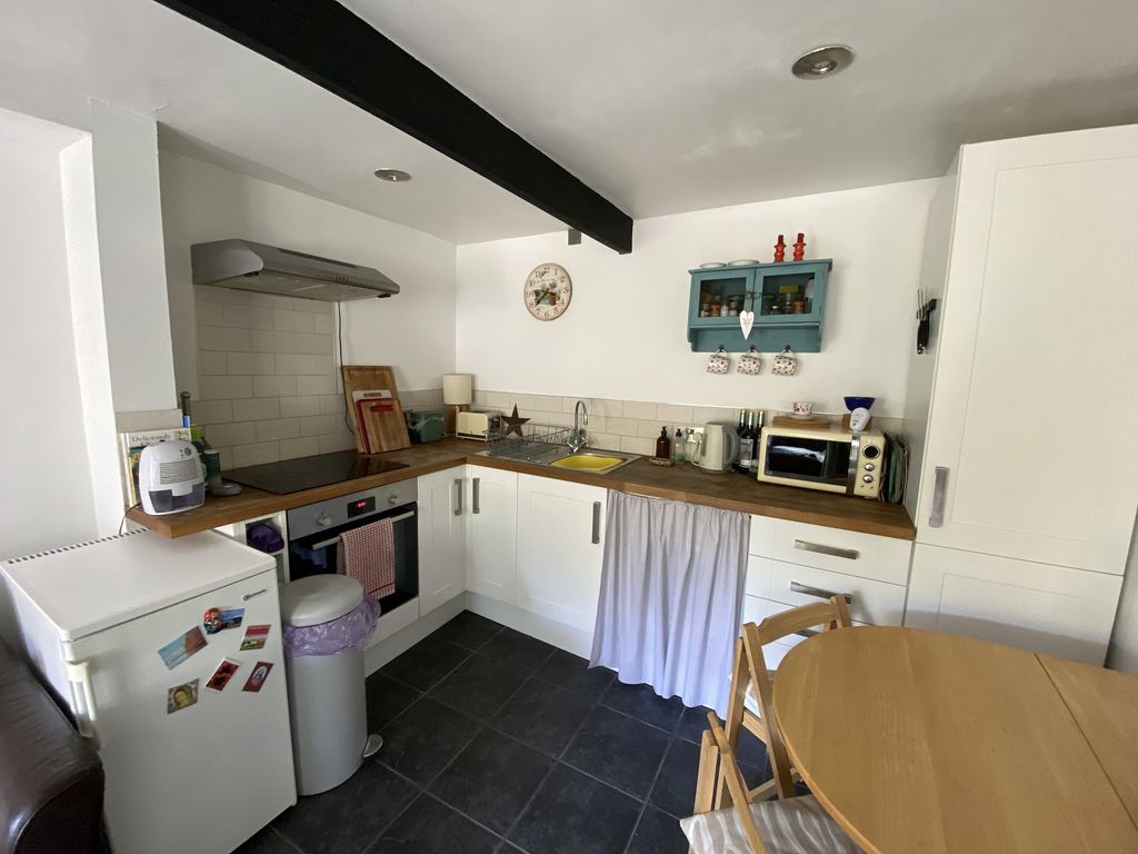Property photo 3 of 10 Kitchen