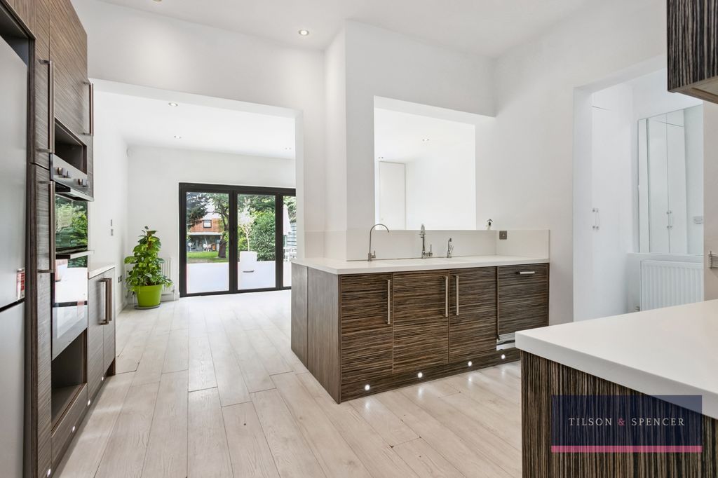 Property photo 1 of 19 170920259_Tils_83 Hall Lane _E4 8Hw_005_Wm