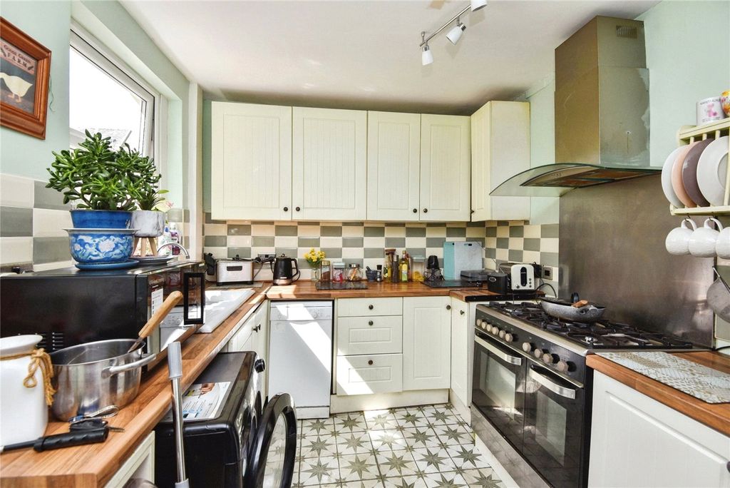 Property photo 2 of 18 Kitchen