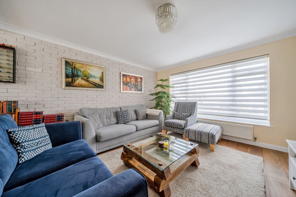 Property photo 2 of 21 Lounge