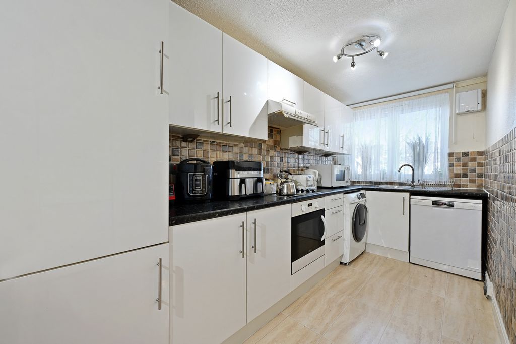 Property photo 3 of 10 Kitchen