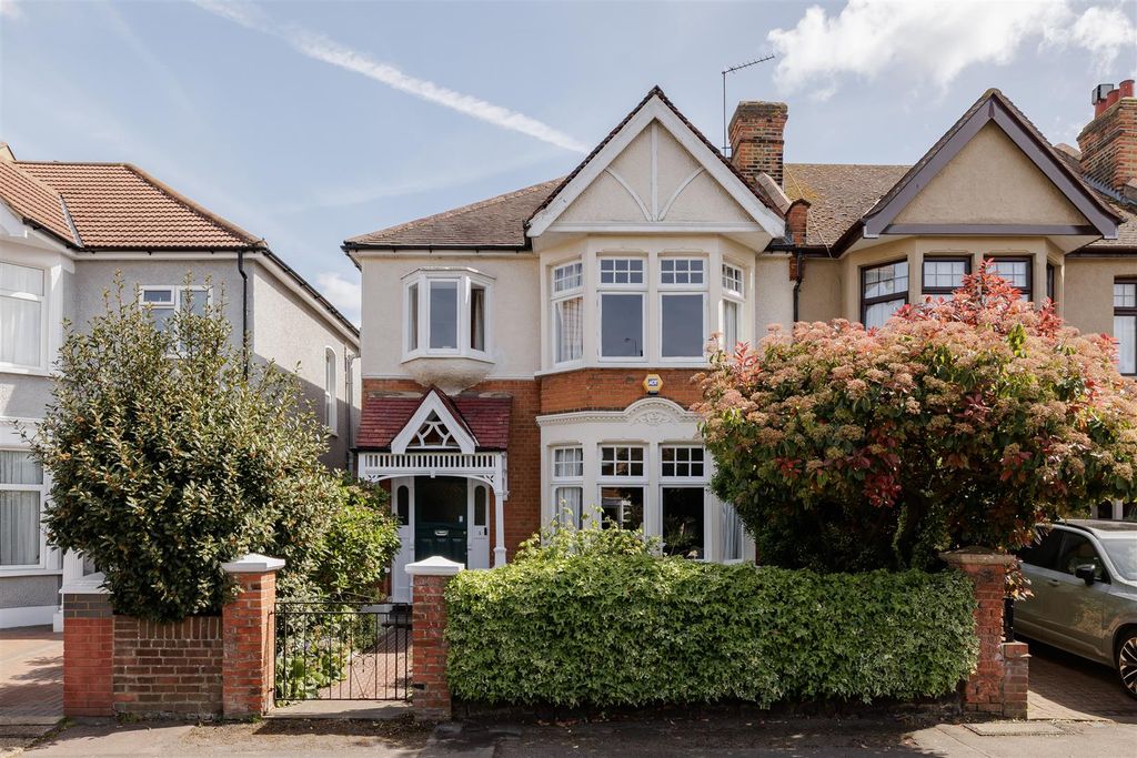 Property photo 1 of 55 Belgrave Road, E11