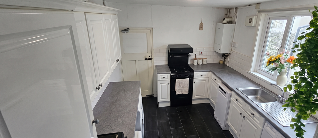Property photo 3 of 9 Kitchen 2