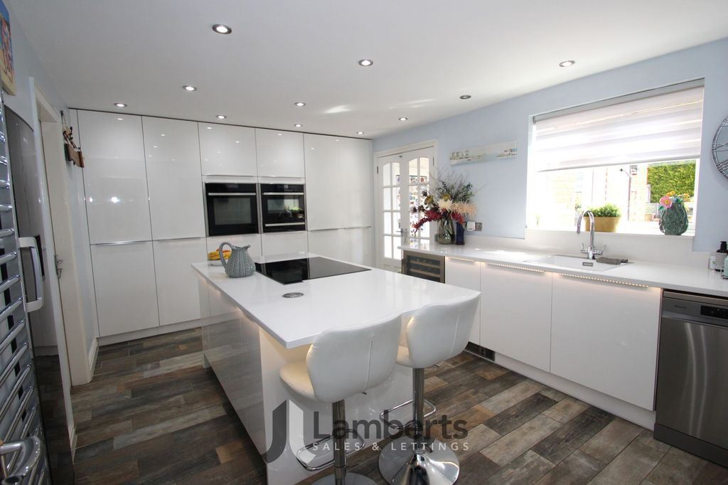 Property photo 2 of 28 Kitchen/Breakfast Room