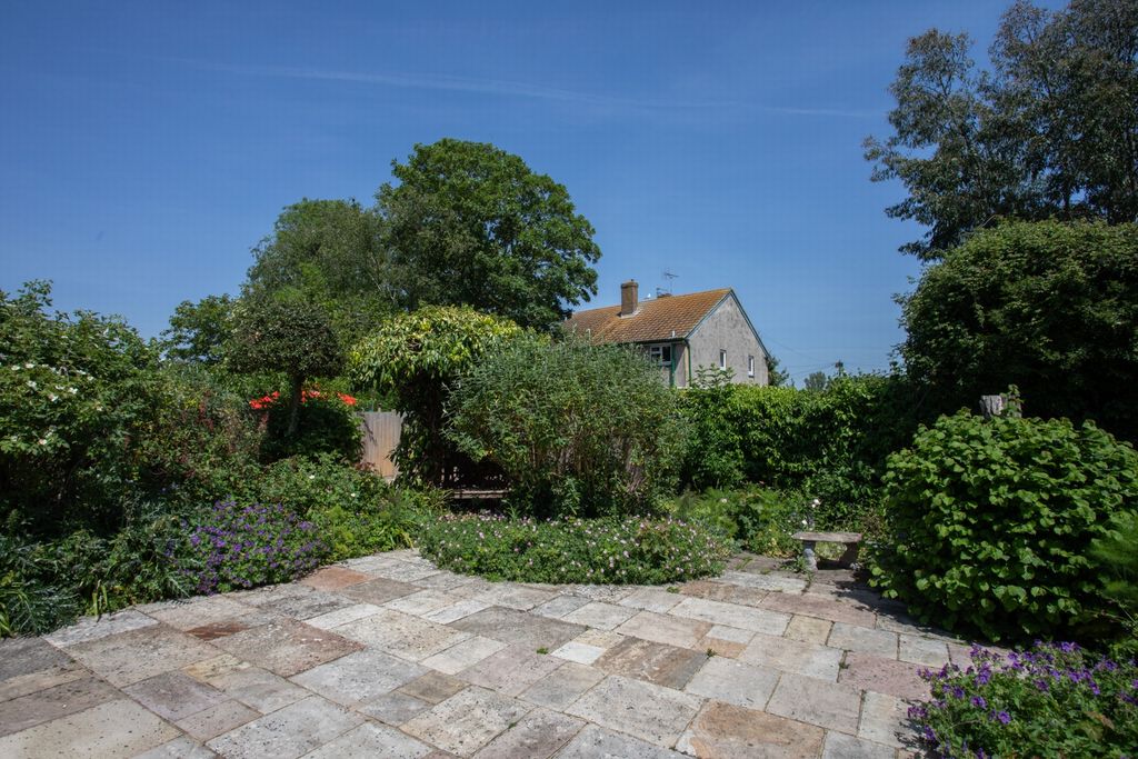 Property photo 2 of 21 Garden