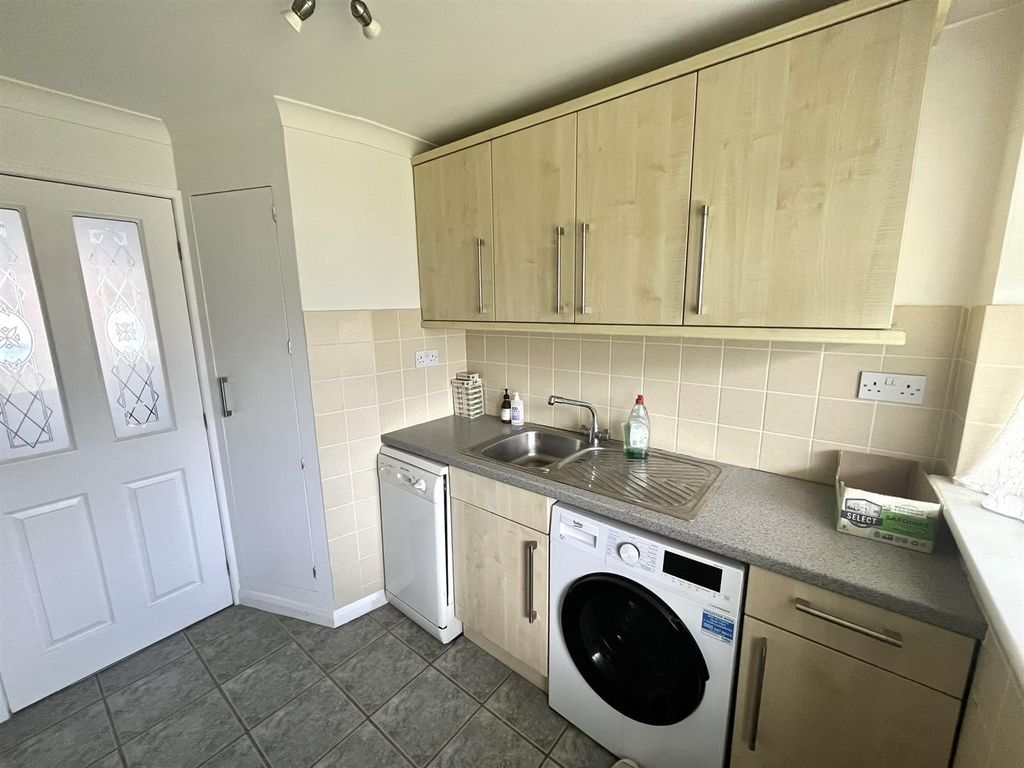 Property photo 3 of 9 Kitchen