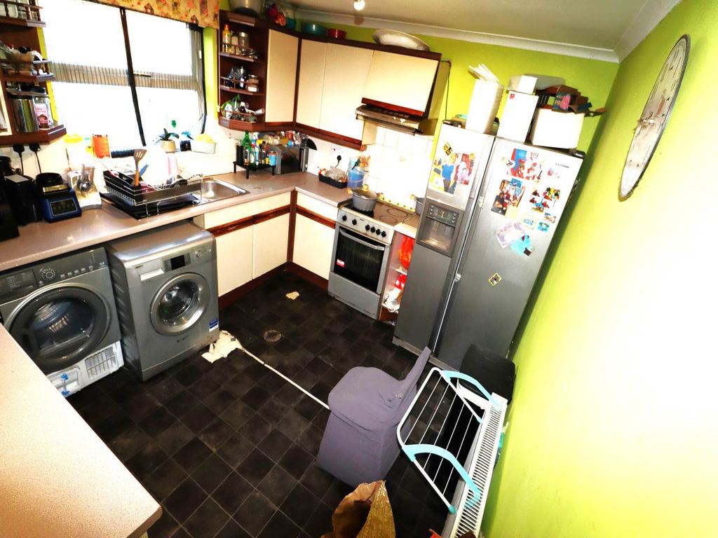 Property photo 3 of 8 Kitchen