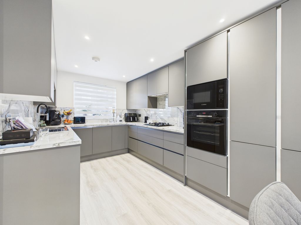 Property photo 3 of 16 Cam04018G0-Pr0411-Still013