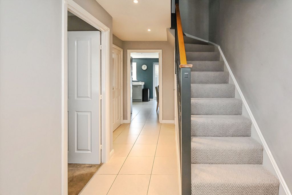 Property photo 2 of 40 Hallway