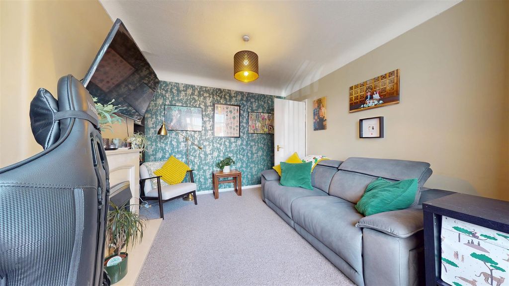 Property photo 2 of 18 Consett Road Living Room