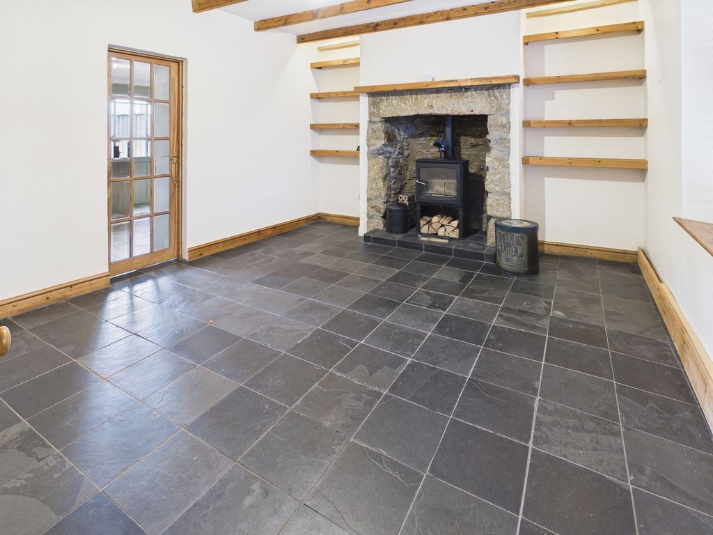 Property photo 3 of 11 Lounge