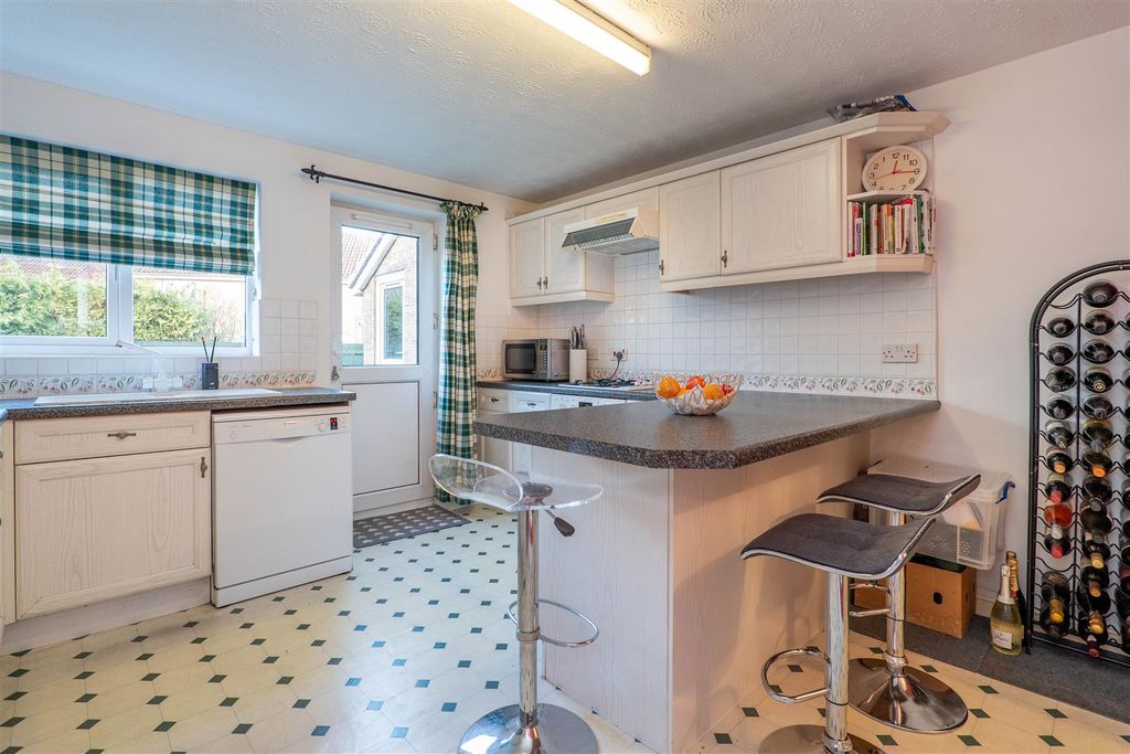 Property photo 3 of 30 Kitchen/Breakfast Room