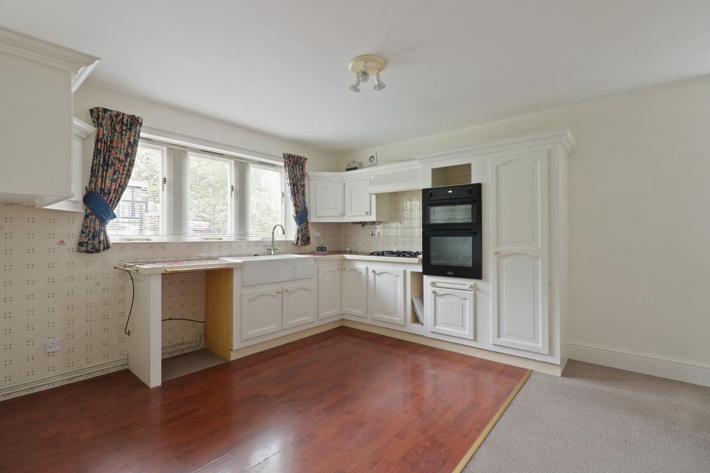 Property photo 2 of 32 Kitchen