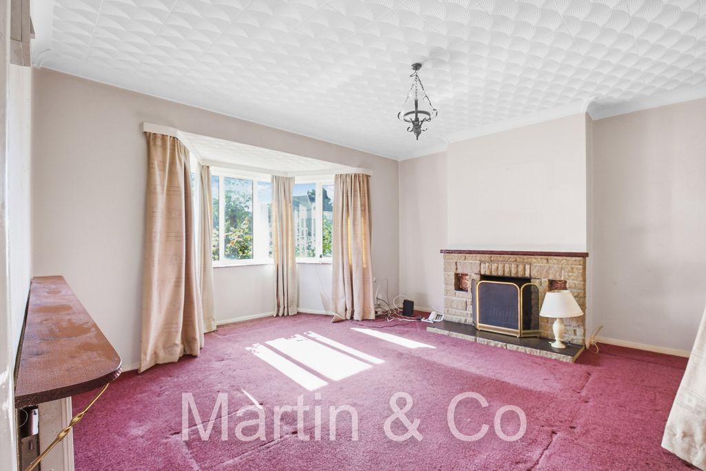 Property photo 2 of 18 1688475512 - 70 Harewood Gardens, Cr2 - 13