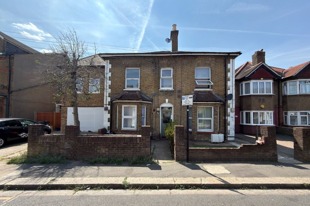 Property photo 1 of 12 Flat B, 28 Hibernia Road, Hounslow, Middlesex, Tw3 3Ry