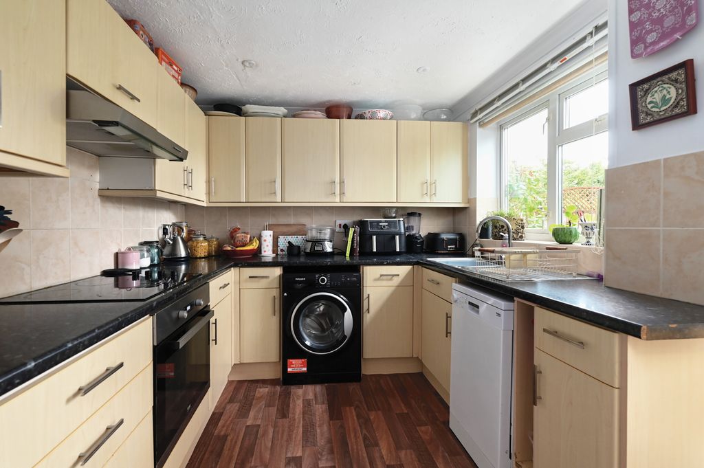 Property photo 3 of 10 2 Cherrytree Close (9)