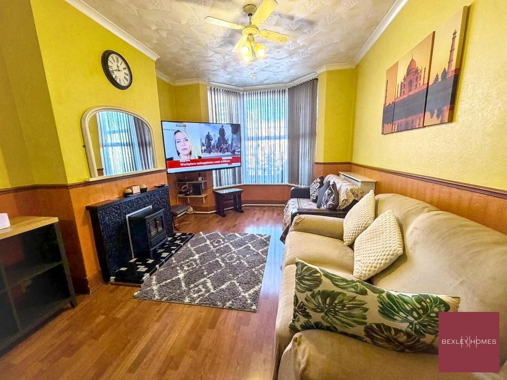Property photo 3 of 17 Living Room