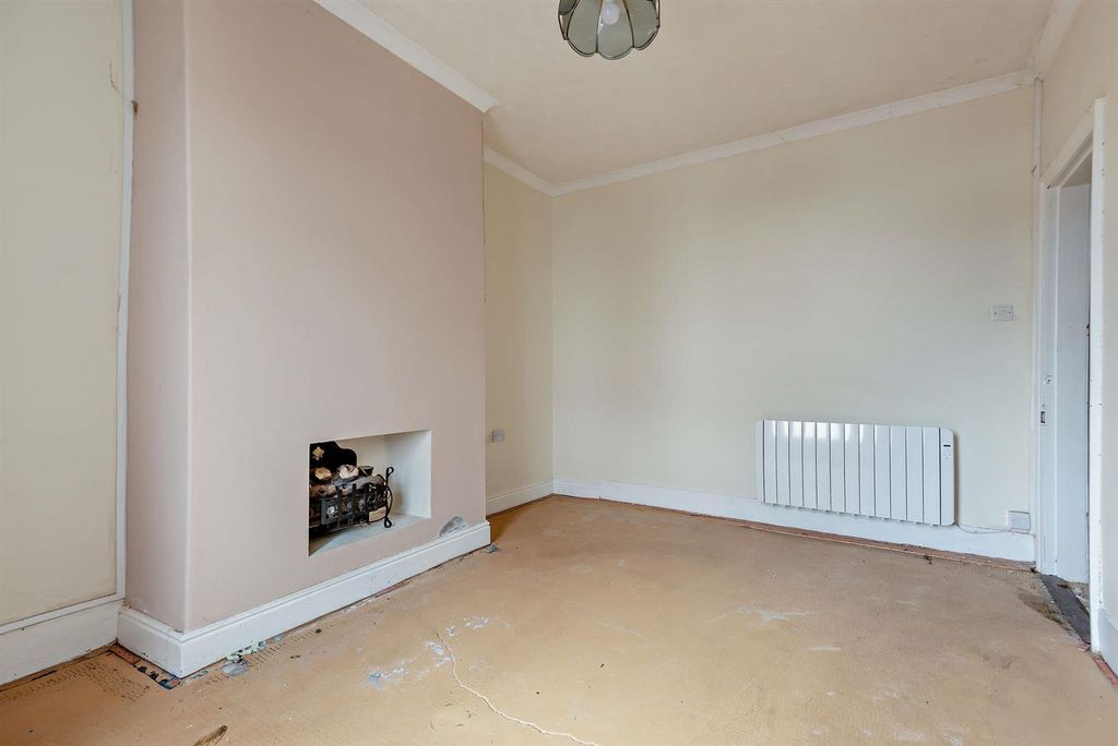 Property photo 2 of 7 8678504-Interior01-800.Jpg