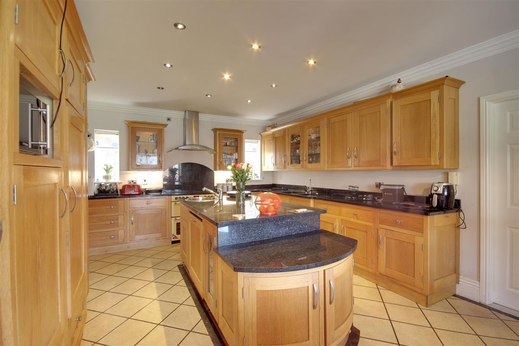 Property photo 3 of 22 Dining Kitchen