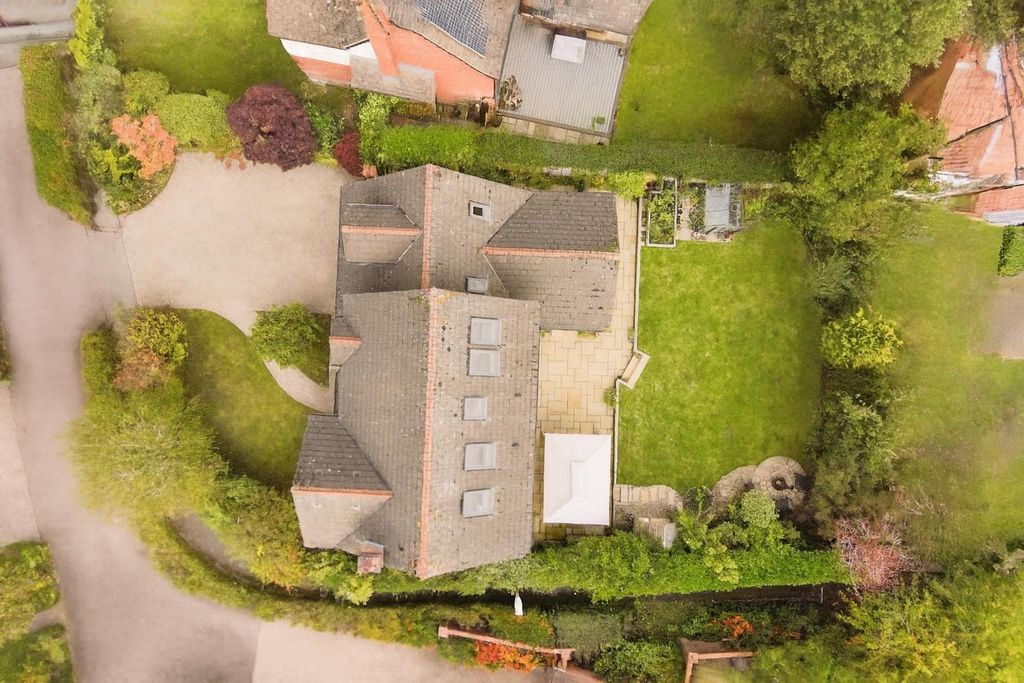 Property photo 2 of 30 Suburban Garden Oasis With Tiled Roof.Jpg