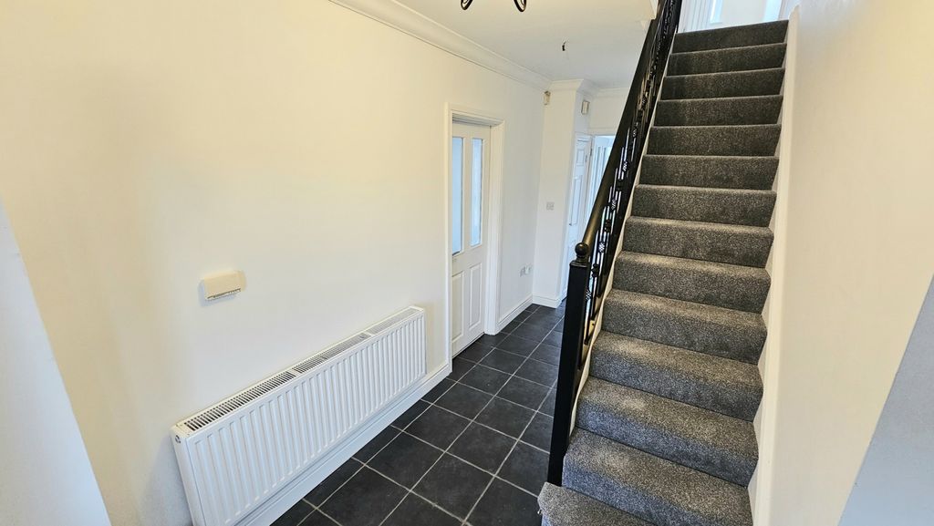 Property photo 3 of 30 Entrance Hall