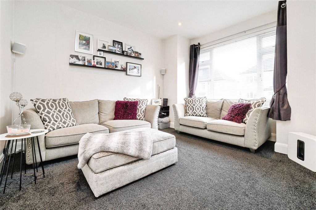 Property photo 2 of 21 Living Room