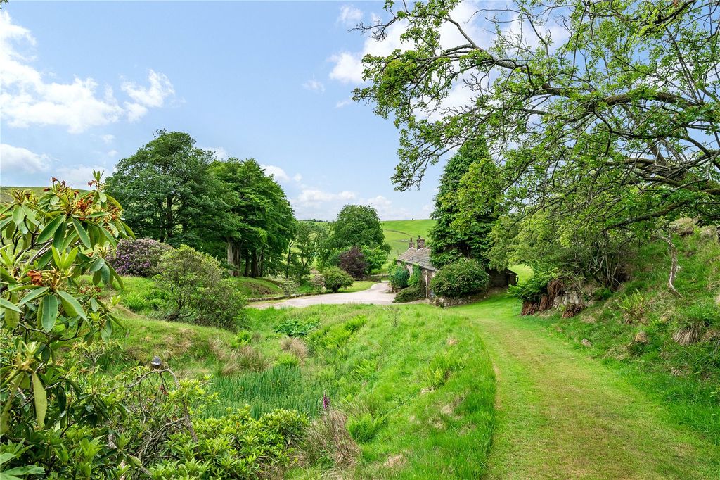 Property photo 3 of 29 Extensive Grounds