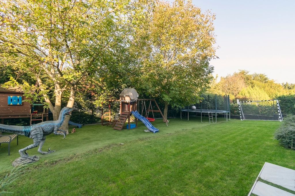 Property photo 3 of 27