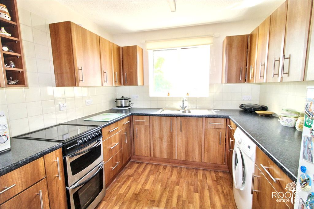 Property photo 3 of 8 Kitchen