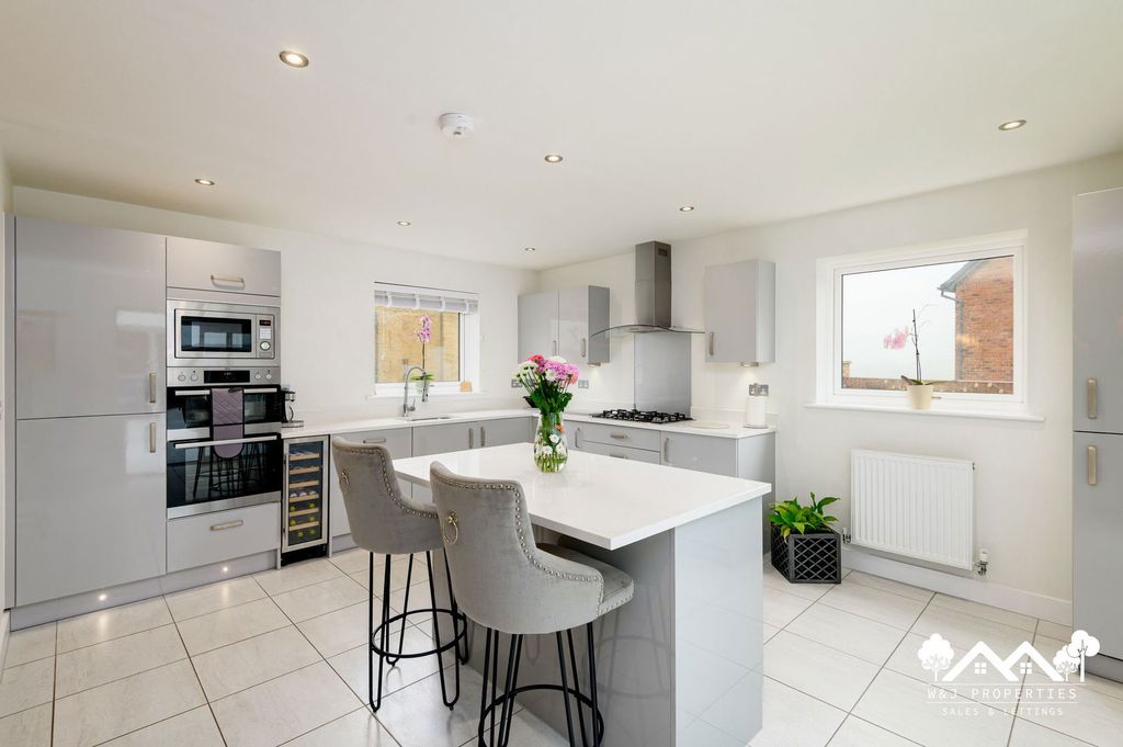 Property photo 2 of 54