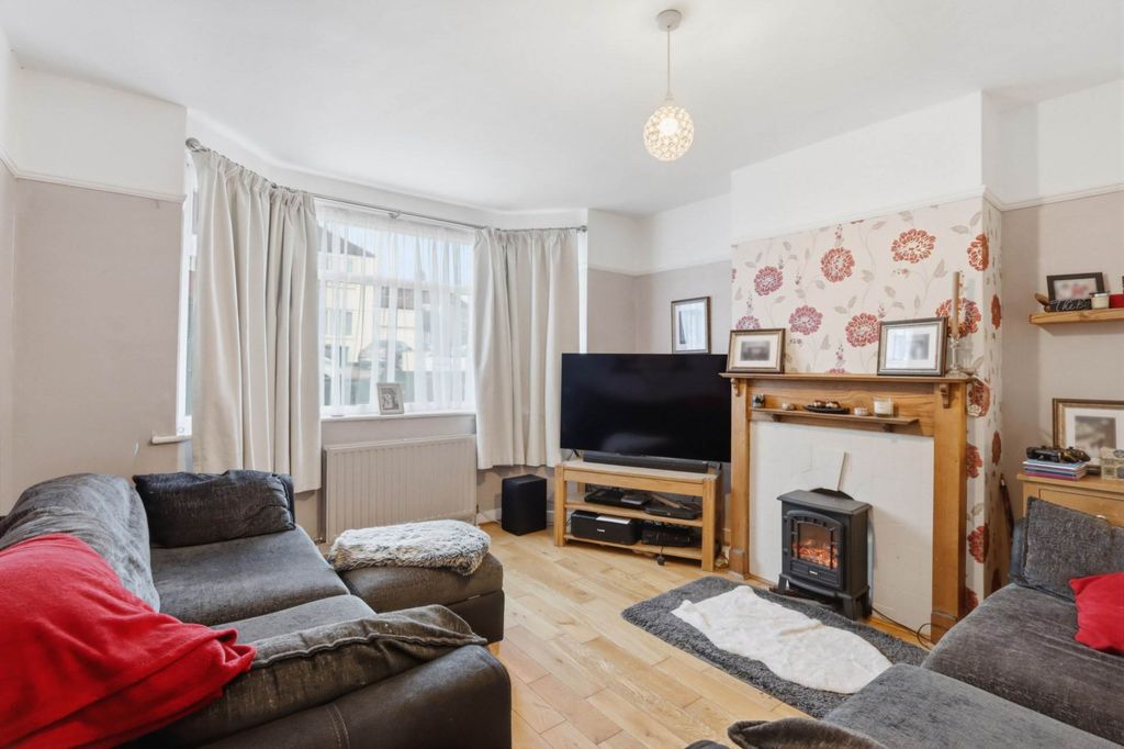 Property photo 3 of 12