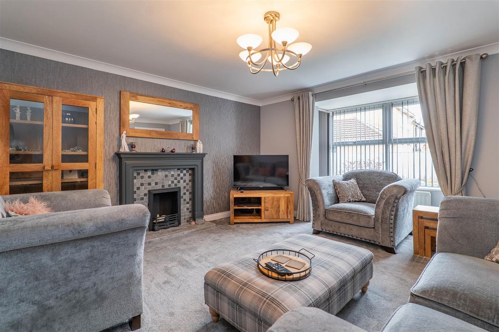 Property photo 2 of 33 Lounge