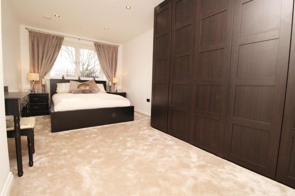 Property photo 2 of 6 Bedroom