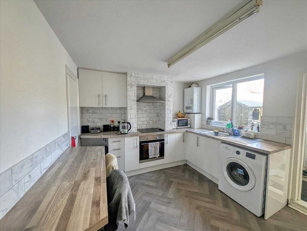Property photo 2 of 10 Kitchen
