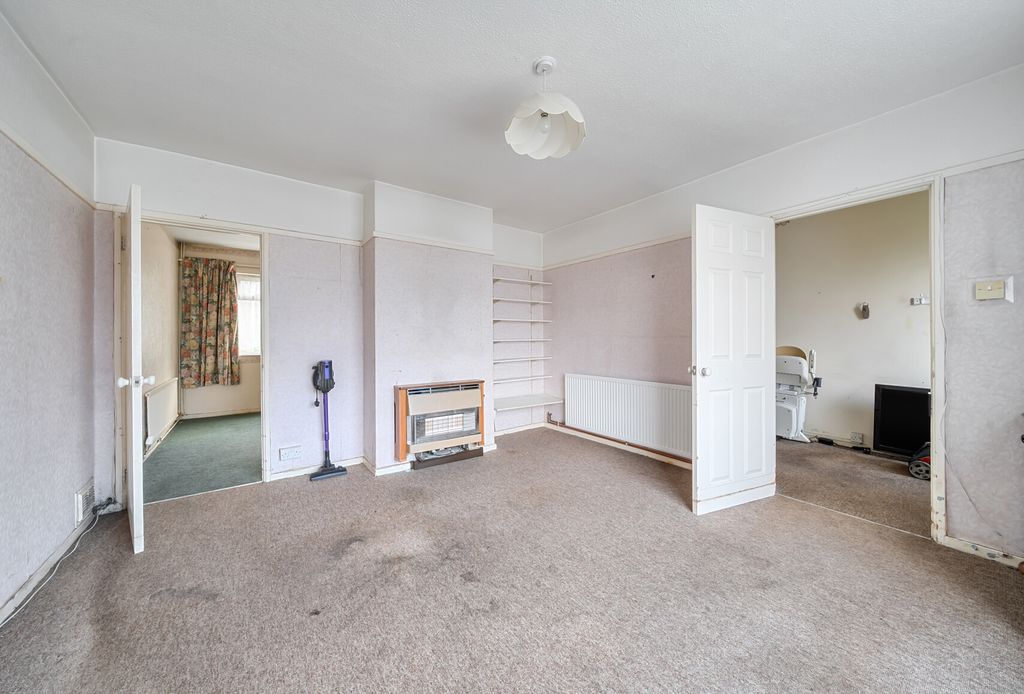 Property photo 3 of 13 1376838-10-690ccc...