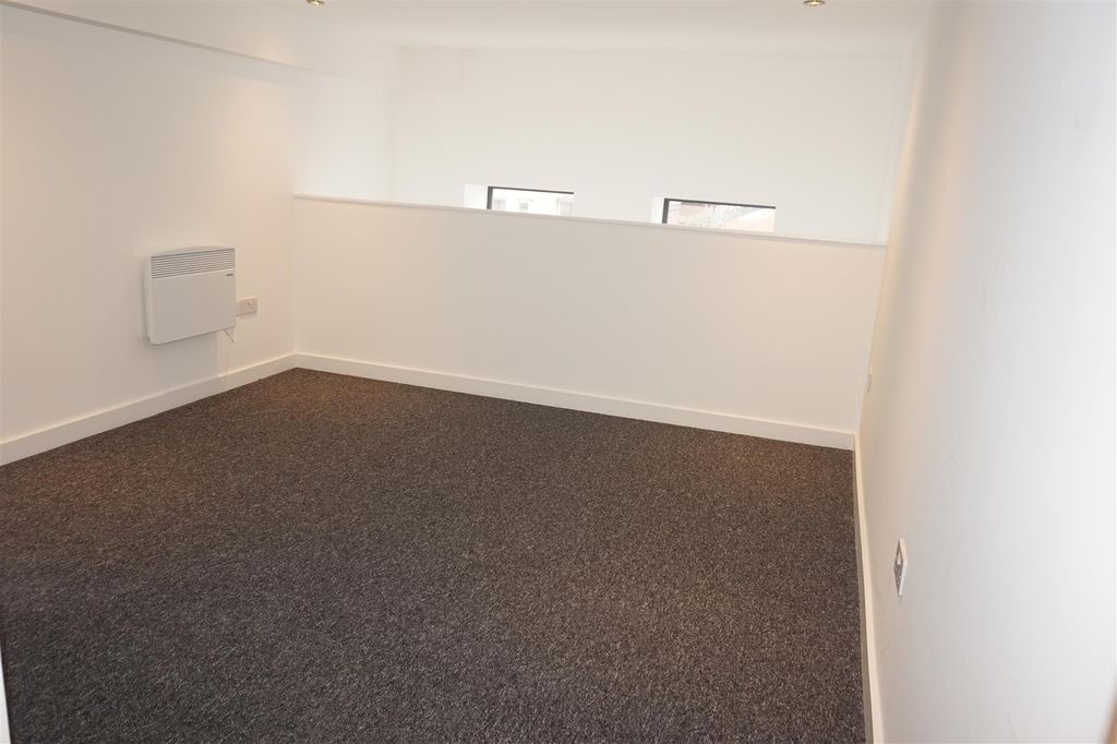 Property photo 2 of 5 Bedroom