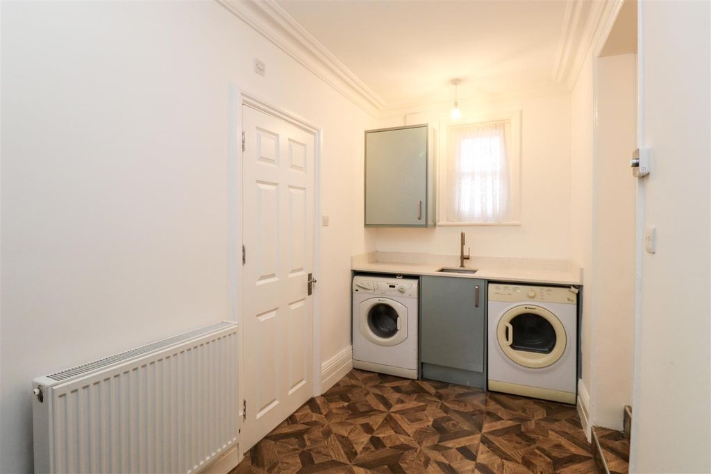 Additional image 13 of 7 bed detached house for saleSalisbury Road, Farnborough GU14