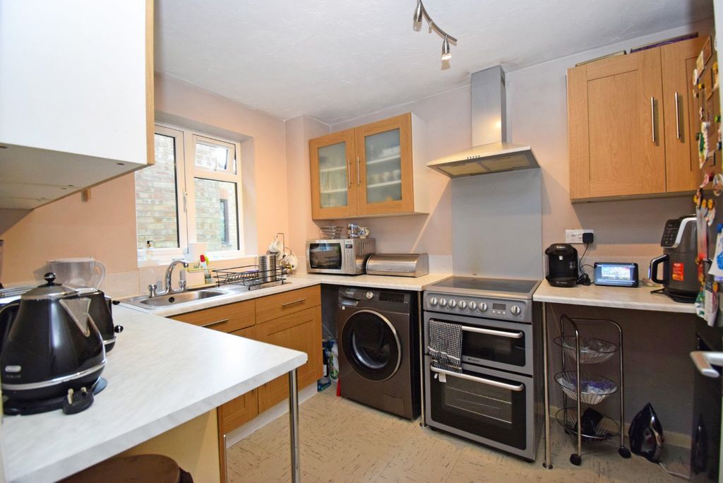 Property photo 3 of 7 Kitchen