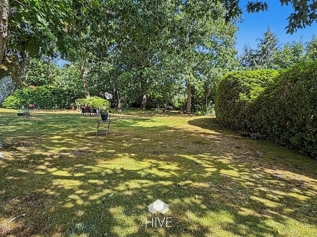 Property photo 3 of 18 Gardens
