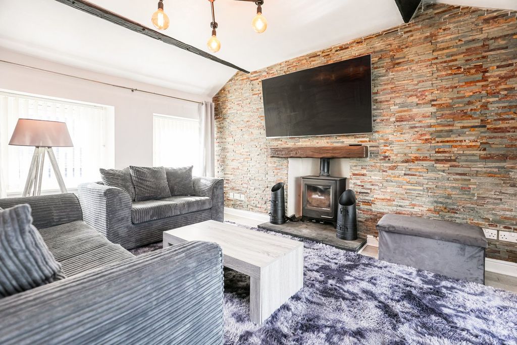 Property photo 3 of 26 Lounge