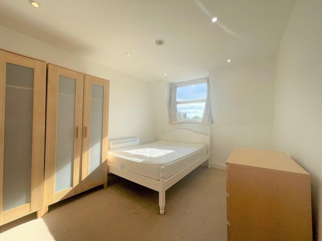 Property photo 1 of 6 Bedroom