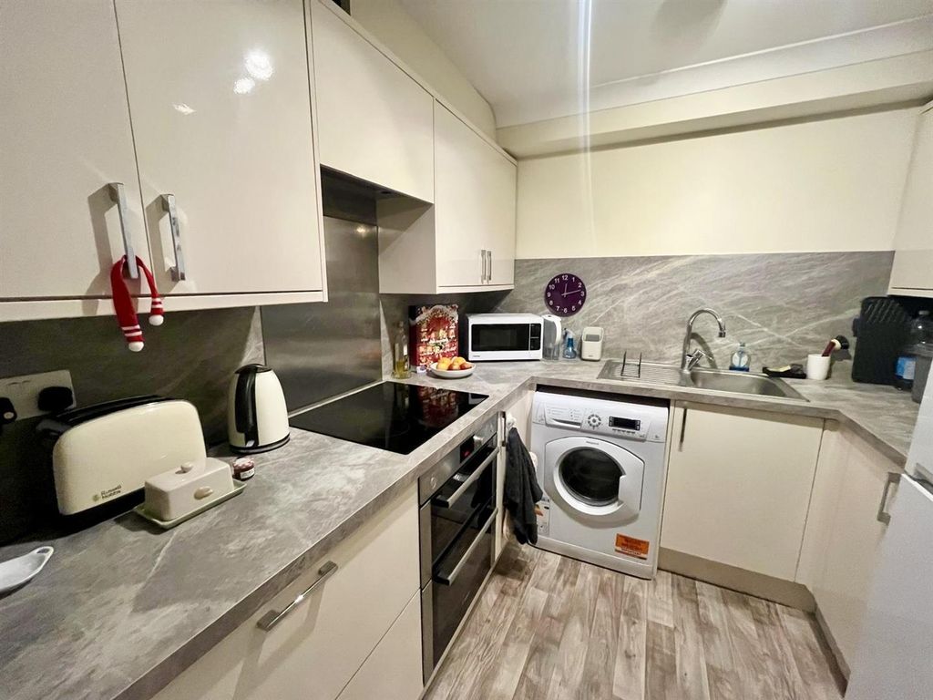 Property photo 2 of 9 Kitchen