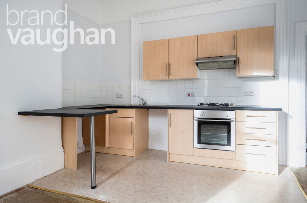 Property photo 3 of 11 Kitchen