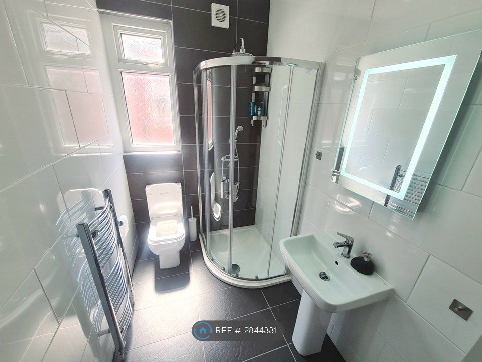Property photo 2 of 7 Bathroom