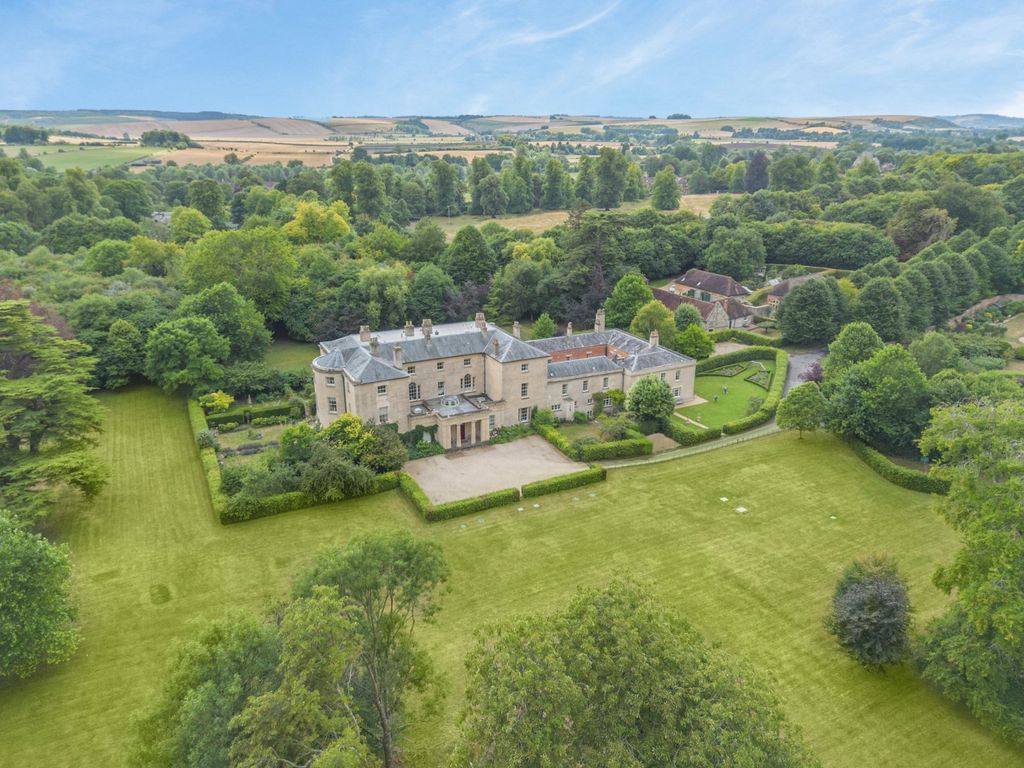 Property photo 1 of 18 Heytesbury Park
