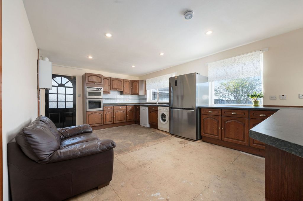 Property photo 3 of 27