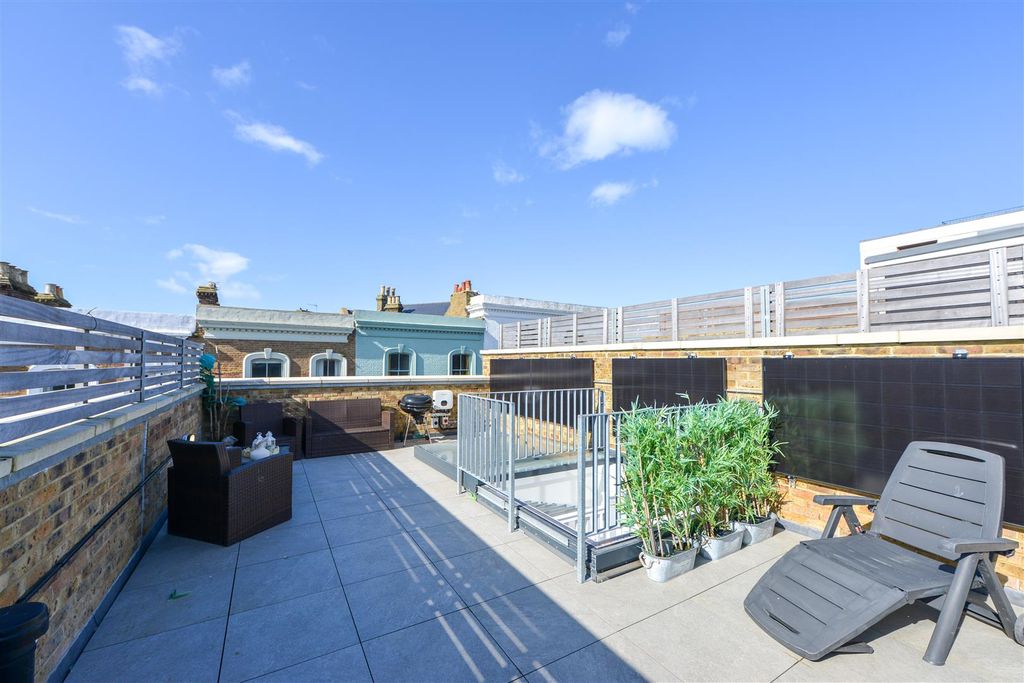 Property photo 2 of 21 12-16 Fort Road, Margate19.Jpg