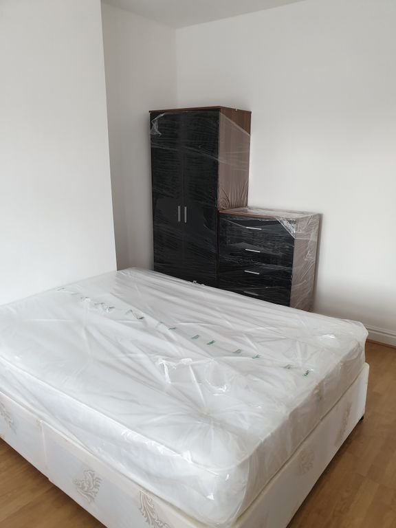 Property photo 3 of 15 Bright And Spacious Double Bedroom Featuring A Bra...