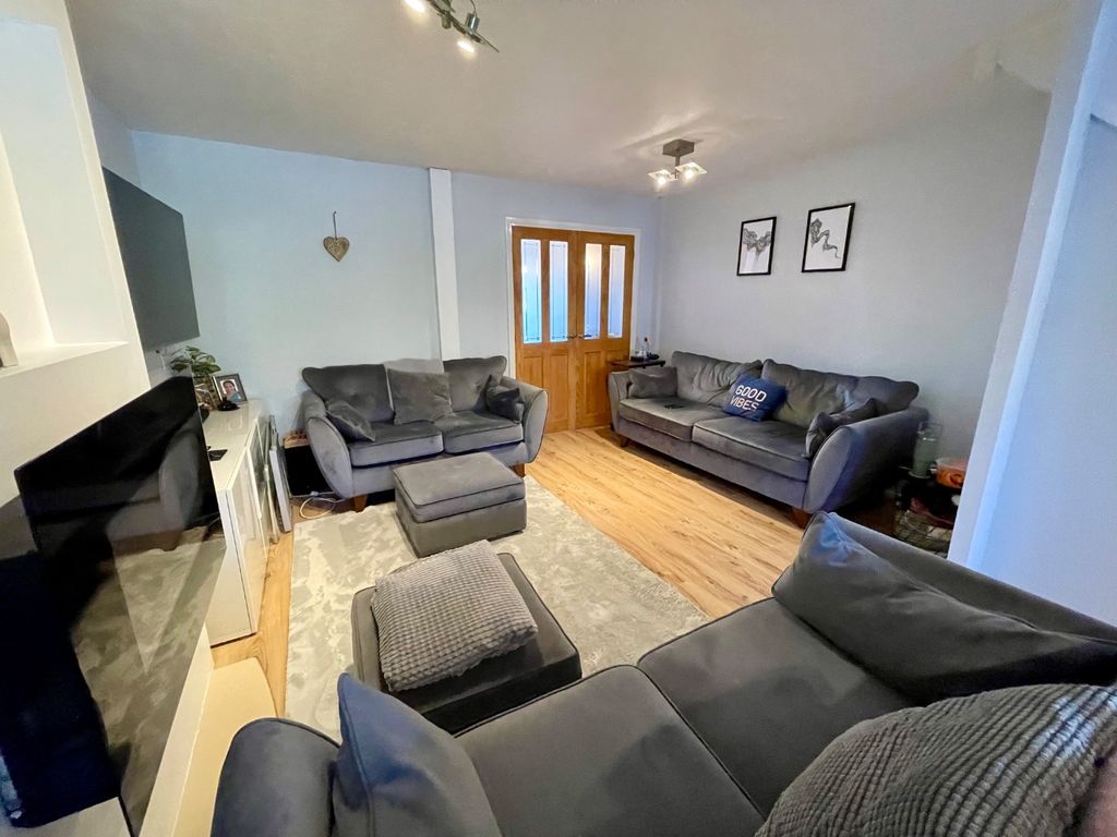 Property photo 2 of 15 4640192