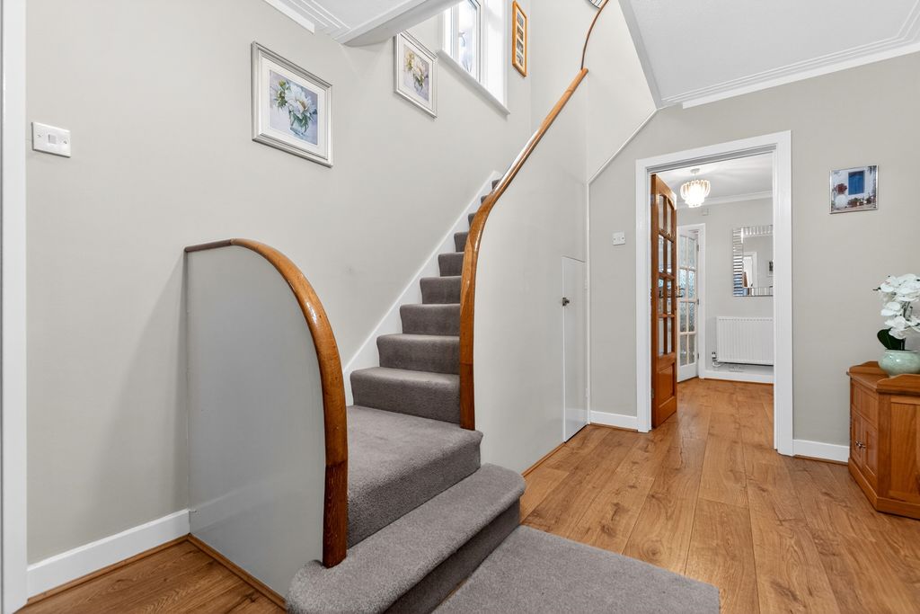 Property photo 3 of 28 Entrance Hall